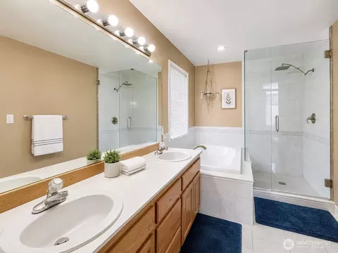 Bath - 12110 29th Ave SE, Everett, WA 98208 photo 2 of 3