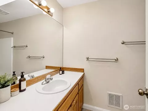 Bath - 12110 29th Ave SE, Everett, WA 98208 photo 3 of 3
