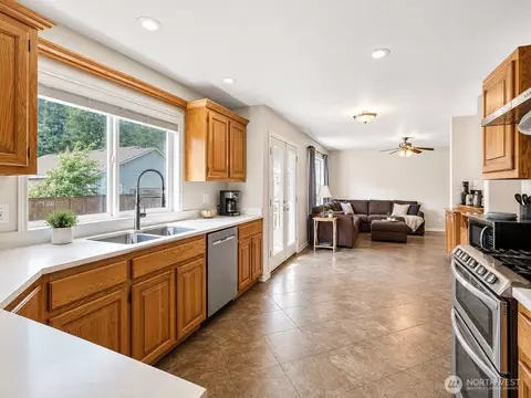 Kitchen - 12110 29th Ave SE, Everett, WA 98208 photo 1 of 2