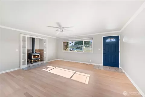 Living - 1163 Garfield St, Enumclaw, WA 98022 photo 5 of 6