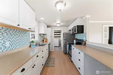 Kitchen - 1163 Garfield St, Enumclaw, WA 98022 photo 2 of 4
