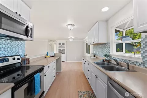 Kitchen - 1163 Garfield St, Enumclaw, WA 98022 photo 4 of 4