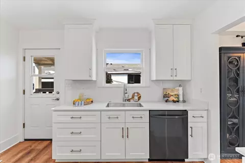 Kitchen - 1138 Pioneer St, Enumclaw, WA 98022 photo 3 of 7