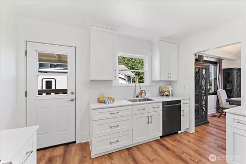 Kitchen - 1138 Pioneer St, Enumclaw, WA 98022 photo 6 of 7