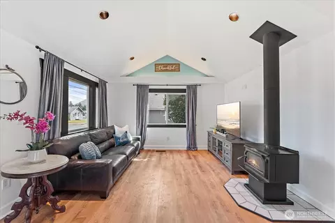 Living - 1138 Pioneer St, Enumclaw, WA 98022 photo 2 of 2