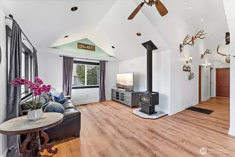 Living - 1138 Pioneer St, Enumclaw, WA 98022 photo 1 of 2