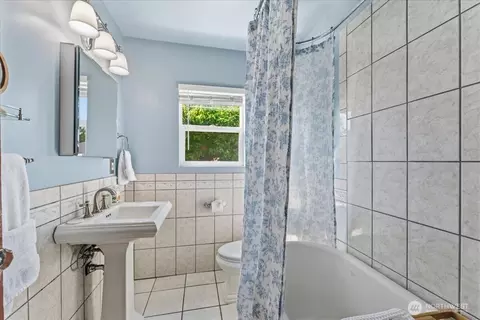Bath - 1138 Pioneer St, Enumclaw, WA 98022 photo 1 of 2