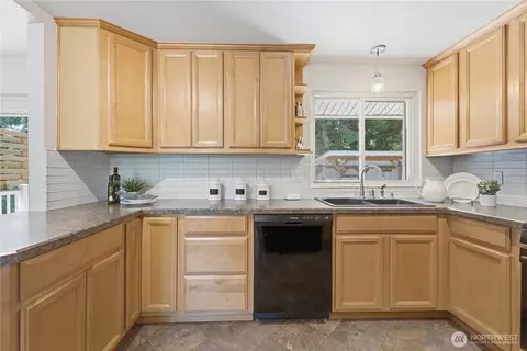Kitchen - 20710 11th Dr SE, Bothell, WA 98012 photo 4 of 4