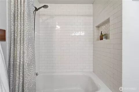 Bath - 20710 11th Dr SE, Bothell, WA 98012 photo 3 of 4