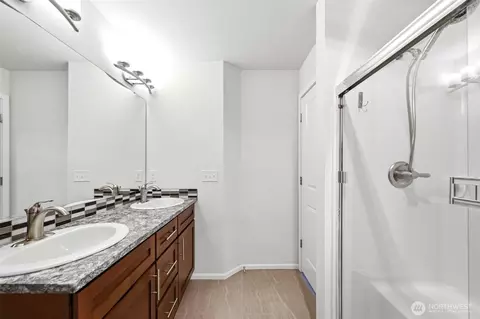 Bath - 11220 19th Dr SE, Everett, WA 98208 photo 4 of 5