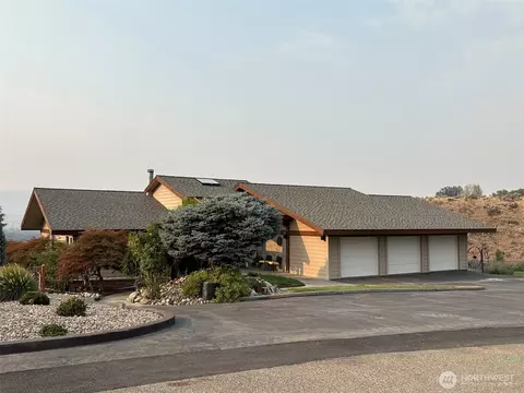 522 Hillcrest Circle Dr, Omak, WA 98841