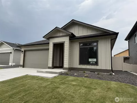 557 S Oasis Loop, East Wenatchee, WA 98802