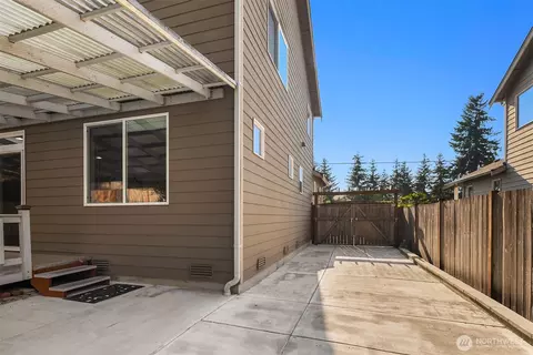 Exterior - 8313 Upper Ridge Rd SE #2, Everett, WA 98203 photo 6 of 7