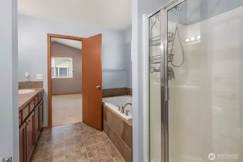 Bath - 8313 Upper Ridge Rd SE #2, Everett, WA 98203 photo 3 of 4