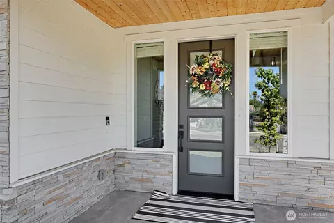 Entry Way - 2690 Wyrick Ct, Enumclaw, WA 98022 photo 1 of 3