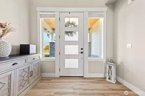 Entry Way - 2690 Wyrick Ct, Enumclaw, WA 98022 photo 4 of 4
