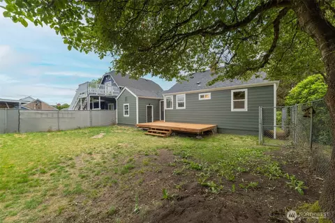 Exterior - 910 E Main St, Auburn, WA 98002 photo 2 of 5