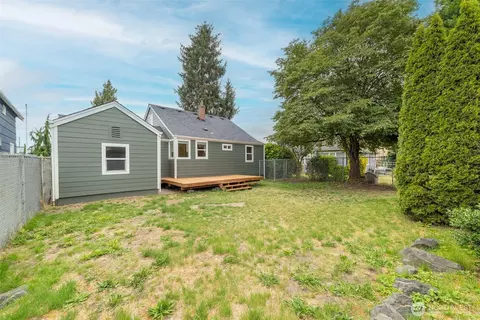 Exterior - 910 E Main St, Auburn, WA 98002 photo 3 of 5