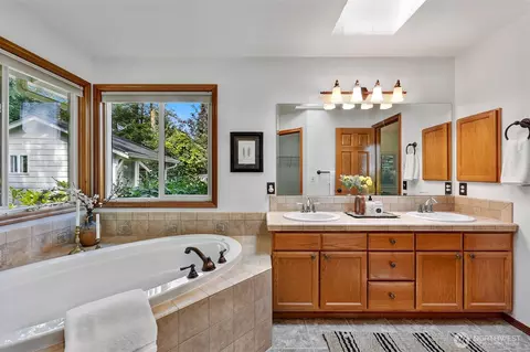 Bath - 2926 94th St SE, Everett, WA 98208 photo 2 of 4