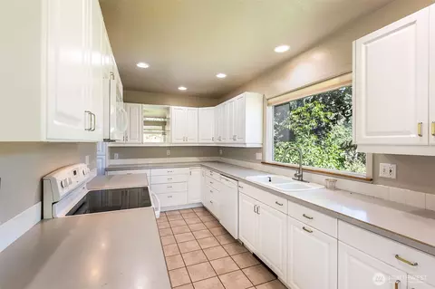 Kitchen - 31 Mcfarland Dr, Sequim, WA 98382 photo 2 of 3
