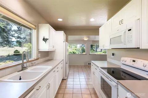 Kitchen - 31 Mcfarland Dr, Sequim, WA 98382 photo 3 of 3