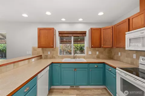 Kitchen - 196 Wind River Dr, Chehalis, WA 98532 photo 2 of 3