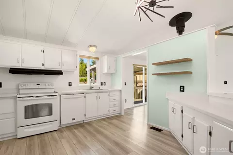 Kitchen - 2228 Anadoll Ave, Enumclaw, WA 98022 photo 3 of 4