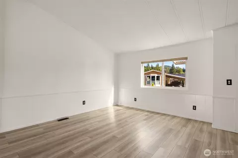 Living - 2228 Anadoll Ave, Enumclaw, WA 98022 photo 6 of 12