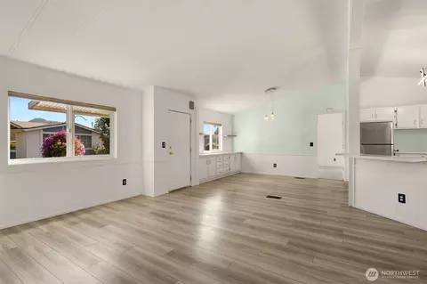 Living - 2228 Anadoll Ave, Enumclaw, WA 98022 photo 7 of 12