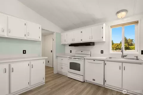 Kitchen - 2228 Anadoll Ave, Enumclaw, WA 98022 photo 4 of 4
