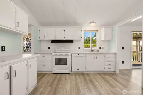 Kitchen - 2228 Anadoll Ave, Enumclaw, WA 98022 photo 2 of 4