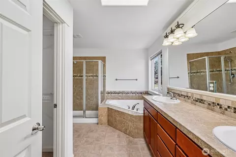 Bath - 603 194th Pl SE, Bothell, WA 98012 photo 2 of 6