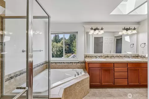 Bath - 603 194th Pl SE, Bothell, WA 98012 photo 3 of 6