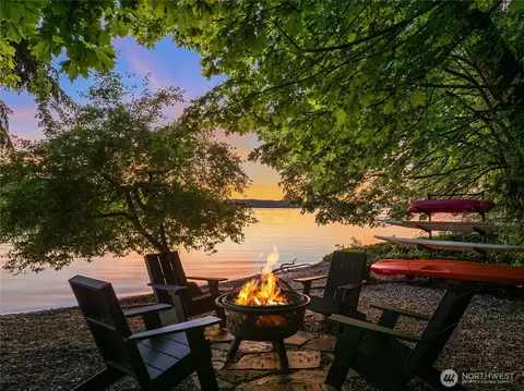 7733 Hansen Rd NE, Bainbridge Island, WA 98110
