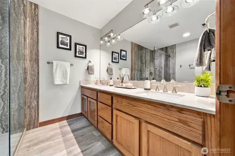 Bath - 2533 NW 45th Ave, Camas, WA 98607 photo 2 of 4