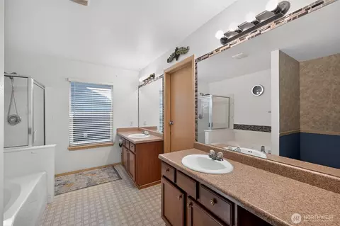 Bath - 3908 153rd Pl SE, Bothell, WA 98012 photo 2 of 3