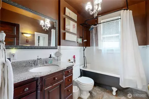 Bath - 320 Juniper St, Walla Walla, WA 99362 photo 1 of 6