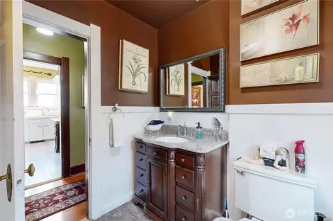Bath - 320 Juniper St, Walla Walla, WA 99362 photo 2 of 6