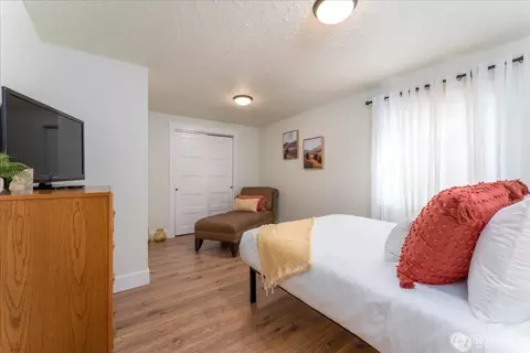 Bedroom - 507 E Wapato Ave, Chelan, WA 98816 photo 2 of 11