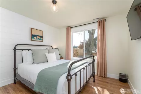 Bedroom - 507 E Wapato Ave, Chelan, WA 98816 photo 1 of 11