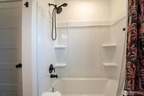 Bath - 507 E Wapato Ave, Chelan, WA 98816 photo 6 of 6