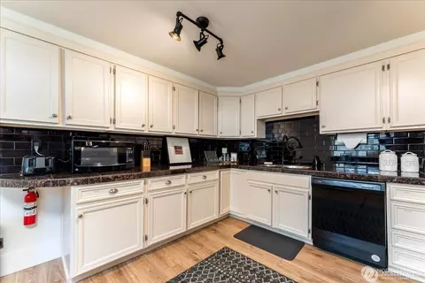 Kitchen - 507 E Wapato Ave, Chelan, WA 98816 photo 2 of 4