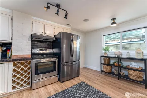 Kitchen - 507 E Wapato Ave, Chelan, WA 98816 photo 3 of 4