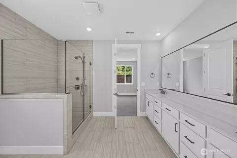 Bath - 601 Barquist Ln N, Enumclaw, WA 98022 photo 1 of 1