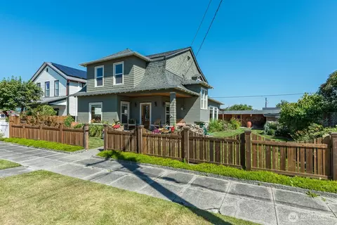 1118 4th St, Anacortes, WA 98221