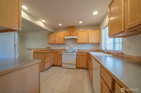 Kitchen - 19503 22nd Ave SE #2, Bothell, WA 98012 photo 2 of 3
