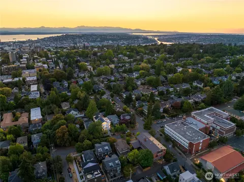 View/Area - 613 B 18th Ave E, Seattle, WA 98112 photo 2 of 3