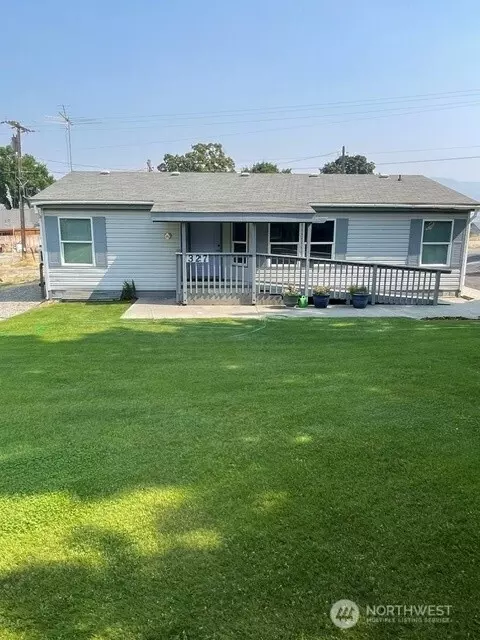 327 Beach St, Pateros, WA 98846