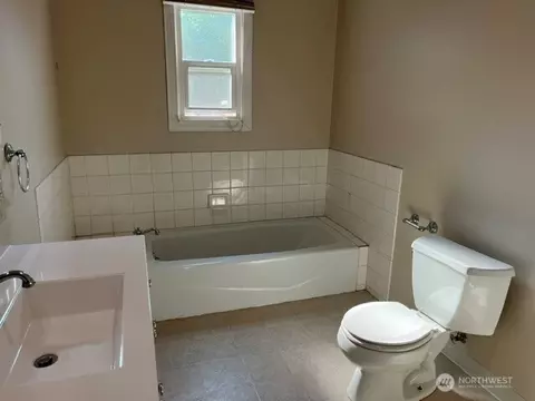 Bath - 822 E Alder, Walla Walla, WA 99362 photo 1 of 3