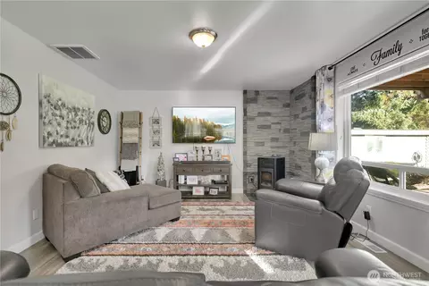 Living - 7413 166th Ave E, Sumner, WA 98390 photo 2 of 2